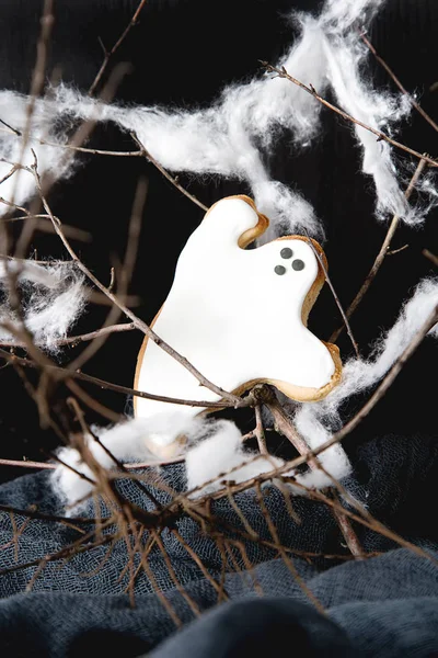 Tatlı Cadılar Bayramı. Hayaletler şeklinde kurabiyeler. Koyu arka plan.