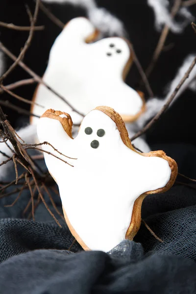 Tatlı Cadılar Bayramı. Hayaletler şeklinde kurabiyeler. Koyu arka plan.