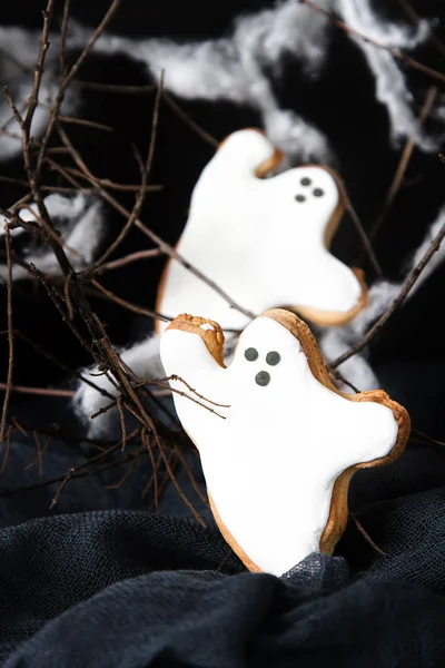 Tatlı Cadılar Bayramı. Hayaletler şeklinde kurabiyeler. Koyu arka plan.