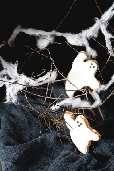 Tatlı Cadılar Bayramı. Hayaletler şeklinde kurabiyeler. Koyu arka plan.