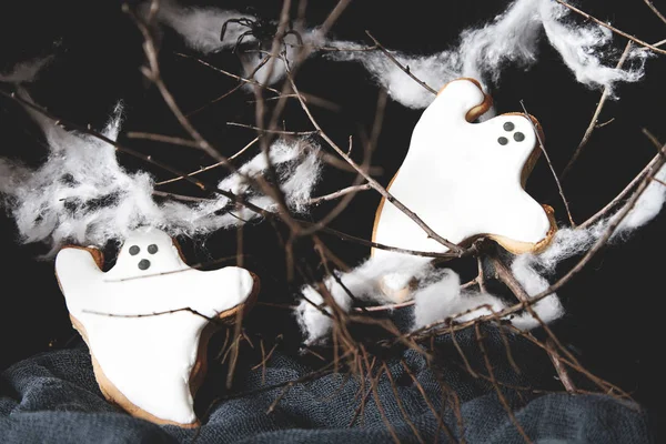 Tatlı Cadılar Bayramı. Hayaletler şeklinde kurabiyeler. Koyu arka plan.