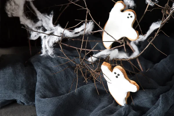 Tatlı Cadılar Bayramı. Hayaletler şeklinde kurabiyeler. Koyu arka plan.