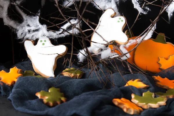 Tatlı Cadılar Bayramı. Hayaletler, yaprakları ve pumpk şeklinde kurabiye