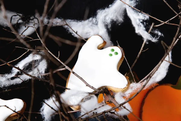 Tatlı Cadılar Bayramı. Hayaletler, yaprakları ve pumpk şeklinde kurabiye