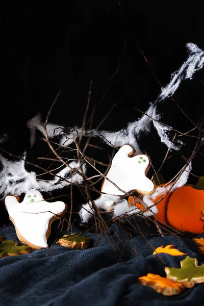 Tatlı Cadılar Bayramı. Hayaletler, yaprakları ve pumpk şeklinde kurabiye