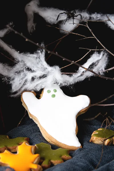 Tatlı Cadılar Bayramı. Hayaletler şeklinde kurabiyeler. Koyu arka plan.