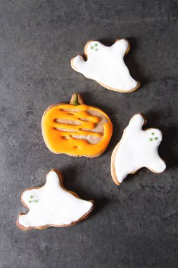 Tatlı Cadılar Bayramı. Hayaletler, yaprakları ve pumpk şeklinde kurabiye