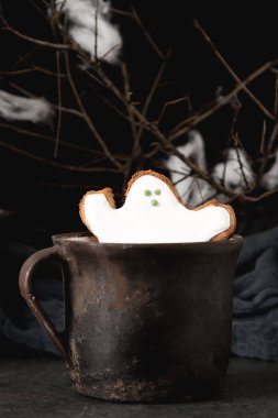 Tatlı Cadılar Bayramı. Sıcak kakao hayaletler, şeklinde kurabiye ile l