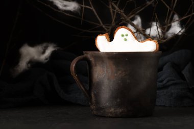 Tatlı Cadılar Bayramı. Sıcak kakao hayaletler, şeklinde kurabiye ile l