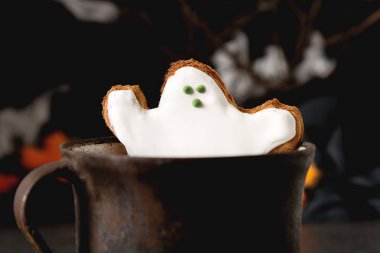 Tatlı Cadılar Bayramı. Sıcak kakao hayaletler, şeklinde kurabiye ile l