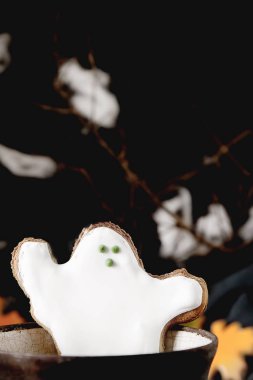 Tatlı Cadılar Bayramı. Sıcak kakao hayaletler, şeklinde kurabiye ile l