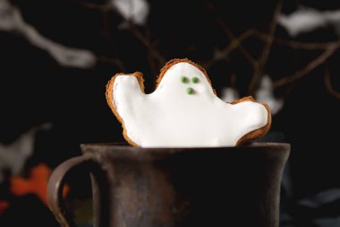 Tatlı Cadılar Bayramı. Sıcak kakao hayaletler, şeklinde kurabiye ile l