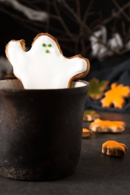 Tatlı Cadılar Bayramı. Sıcak kakao hayaletler, şeklinde kurabiye ile l