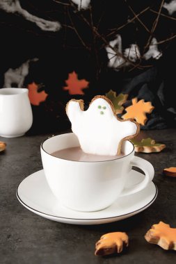 Tatlı Cadılar Bayramı. Sıcak kakao hayaletler, şeklinde kurabiye ile l