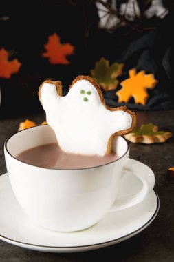 Tatlı Cadılar Bayramı. Sıcak kakao hayaletler, şeklinde kurabiye ile l