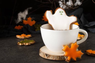 Tatlı Cadılar Bayramı. Sıcak kakao hayaletler, şeklinde kurabiye ile l