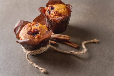 Yaban mersinli çörek ve taze çilek. Lezzetli tatlı. Hafif Kahvaltı