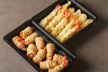 Kızarmış karides, tatlı biber sosu ve pirzola ile servis ile rulo