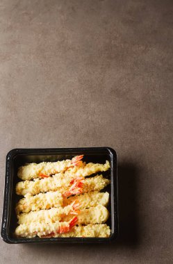 Kızarmış karides, tatlı biber sosu ve pirzola ile servis ile rulo