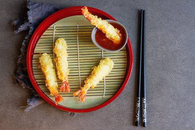 Kızarmış karides, tatlı biber sosu ve pirzola ile servis ile rulo