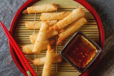 Kızarmış karides, tatlı biber sosu ve pirzola ile servis ile rulo