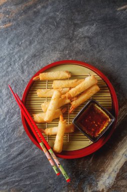 Kızarmış karides, tatlı biber sosu ve pirzola ile servis ile rulo