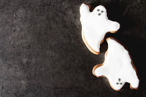 Tatlı Cadılar Bayramı. Hayaletler şeklinde kurabiyeler. Koyu arka plan.