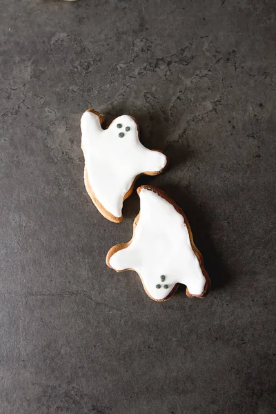 Süßes Halloween. Cookies in Form von Geistern. dunkler Hintergrund. — Stockfoto