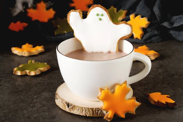 Tatlı Cadılar Bayramı. Sıcak kakao hayaletler, şeklinde kurabiye ile l