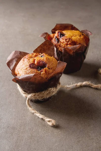 Muffins de mirtilo e bagas frescas. Sobremesa saborosa. Quebra de luz — Fotografia de Stock