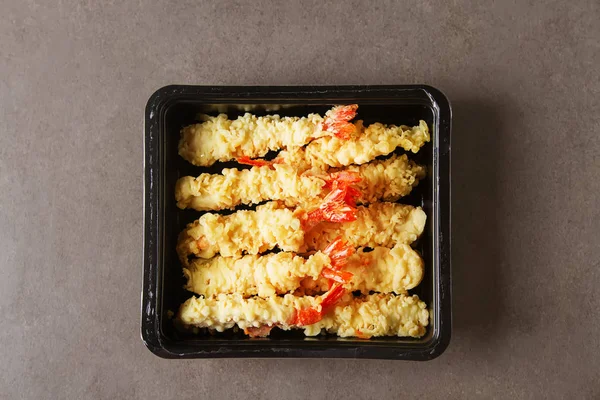 Kızarmış karides, tatlı biber sosu ve pirzola ile servis ile rulo