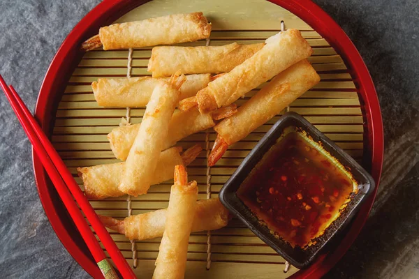 Kızarmış karides, tatlı biber sosu ve pirzola ile servis ile rulo