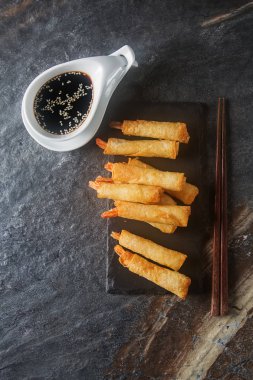 Kızarmış karides, tatlı biber sosu ve pirzola ile servis ile rulo