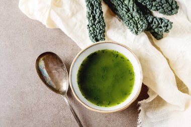 Yeşil İtalyan çorbası lahana lahana beyaz bir tabak içinde yapılmıştır. Karanlık