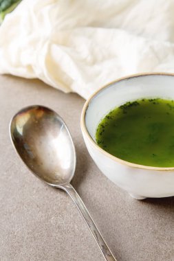 Yeşil İtalyan çorbası lahana lahana beyaz bir tabak içinde yapılmıştır. Karanlık