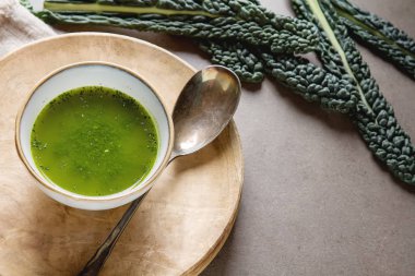 Yeşil İtalyan çorbası lahana lahana beyaz bir tabak içinde yapılmıştır. Karanlık