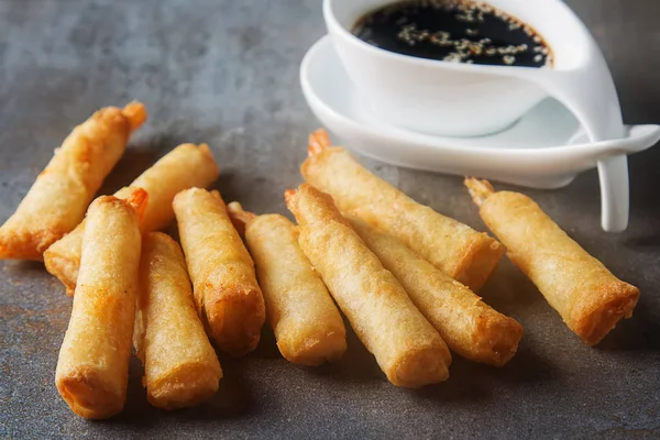 Kızarmış karides, tatlı biber sosu ve pirzola ile servis ile rulo