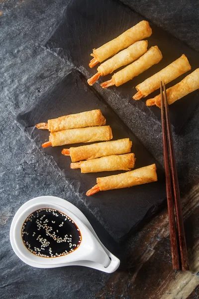 Kızarmış karides, tatlı biber sosu ve pirzola ile servis ile rulo