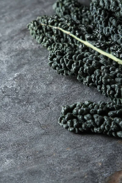 Hojas frescas de ensalada de col rizada. Cocina Italiana. Fondo oscuro . —  Fotos de Stock