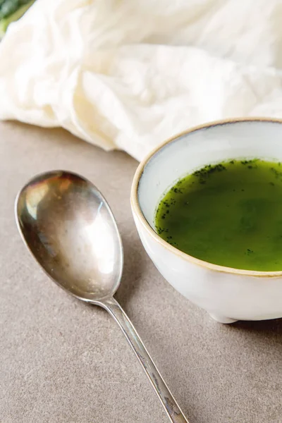 Yeşil İtalyan çorbası lahana lahana beyaz bir tabak içinde yapılmıştır. Karanlık