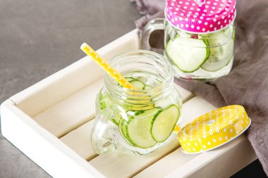 Serinletici salatalık kokteyl, limonata, bir bardak suda Detoks