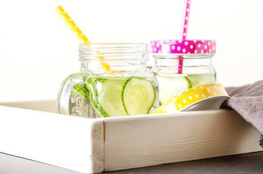 Serinletici salatalık kokteyl, limonata, bir bardak suda Detoks