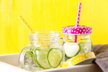 Serinletici salatalık kokteyl, limonata, bir bardak suda Detoks