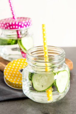 Serinletici salatalık kokteyl, limonata, bir bardak suda Detoks