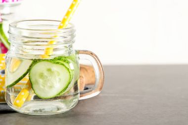 Serinletici salatalık kokteyl, limonata, bir bardak suda Detoks