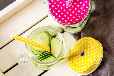 Serinletici salatalık kokteyl, limonata, bir bardak suda Detoks