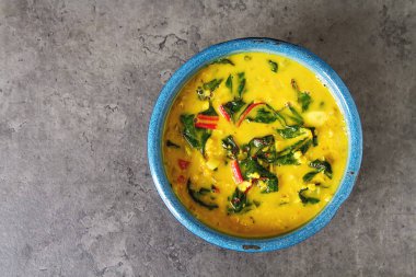 Baharatlı körili vejetaryen yemek bir kase. Koyu arka plan. Hint f