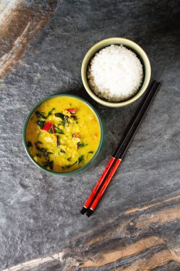 Baharatlı körili vejetaryen yemek bir kase. Koyu arka plan. Hint f