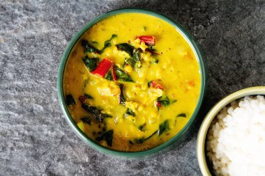 Baharatlı körili vejetaryen yemek bir kase. Koyu arka plan. Hint f