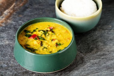 Baharatlı körili vejetaryen yemek bir kase. Koyu arka plan. Hint f